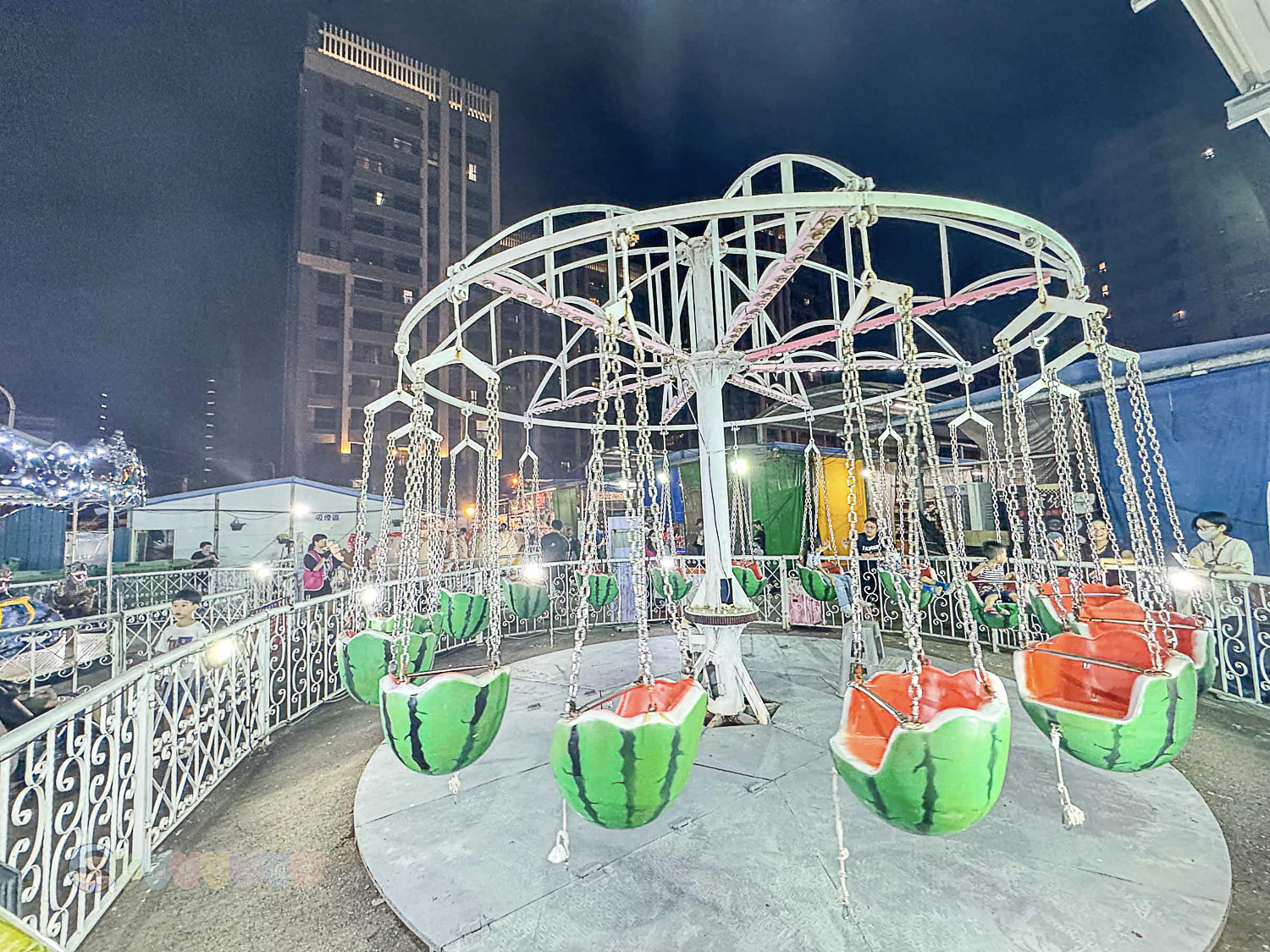 桃園|八德興仁花園夜市》6000坪美食天地吃透透!歡樂王國遊樂設施套票攻略,親子夜市玩透透 - 第69張圖 桃園八德興仁花園夜市