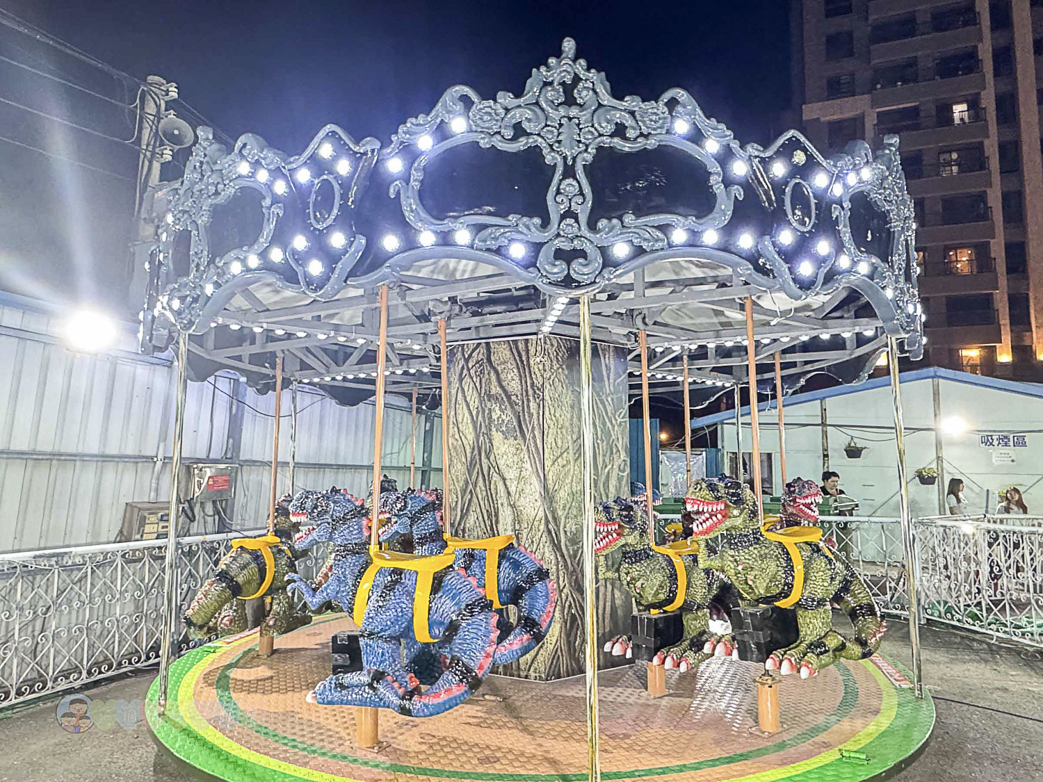 桃園|八德興仁花園夜市》6000坪美食天地吃透透!歡樂王國遊樂設施套票攻略,親子夜市玩透透 - 第73張圖 桃園八德興仁花園夜市